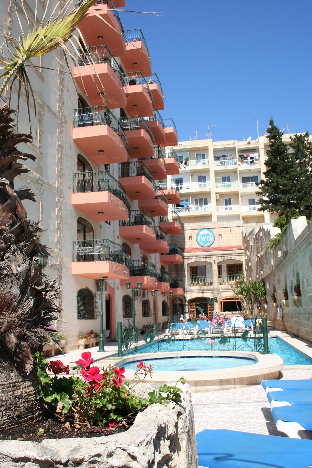 White Dolphin Complex Aparthotel Qawra Bagian luar foto